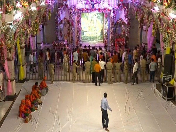 Devotees arrives to offer prayer at Shri Krishna Janmabhoomi(Image source/ANI)