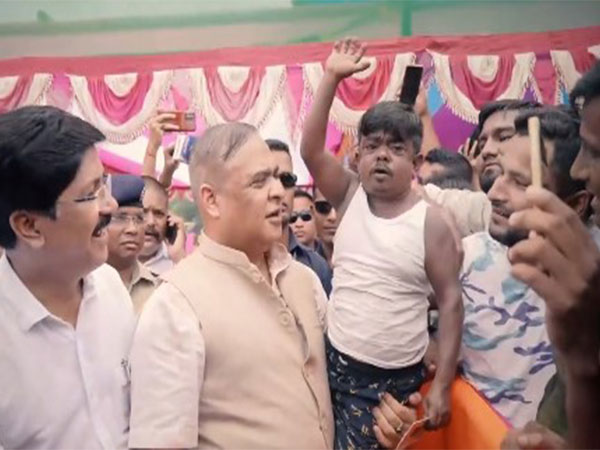 A dwarf man, Majibur Rehman with Assam CM Himanta Biswa Sarma (Photo/Assam CMO)