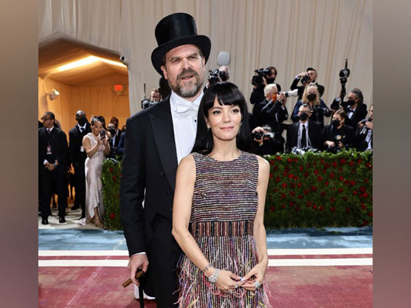 Lily Allen and David Harbour (Image source: Twitter)