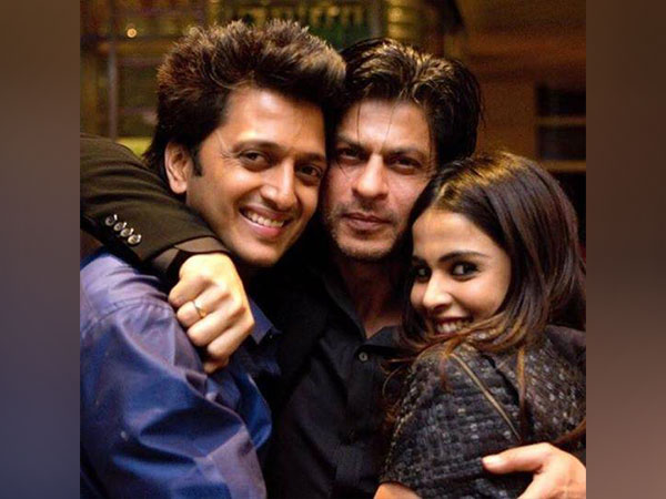Riteish Deshmukh, Shah Rukh Khan, Genelia Deshmukh (Image source: Twitter)