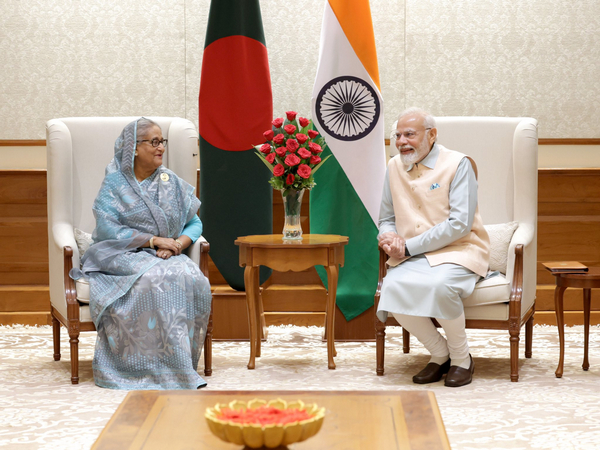 PM Modi with his Bangladeshi counterpart Sheikh Hasina (Source: Twitter/@narendramodi)
