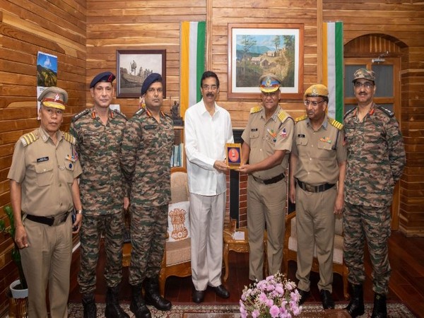 Mizoram Governor felicitating ‘Project Pushpak’ Chief Engineer (Photo/DIPR, Government of Mizoram) 