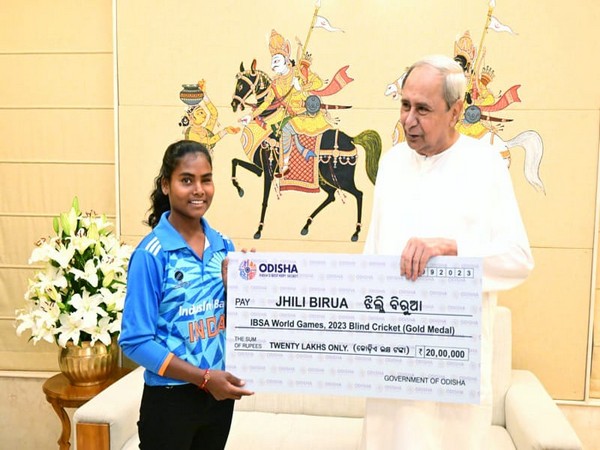 CM Naveen Patnaik with a player (Photo/ANI)