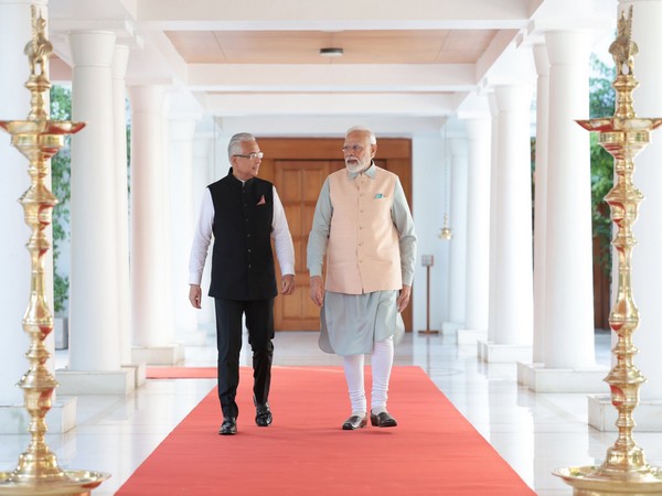 PM Modi with his Mauritius counterpart Pravind Jugnauth (Source: Twitter/ @narendramodi)