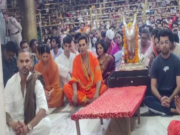 Actor Akshay Kumar and Cricketer Shikhar Dhawan at Mahakal Temple (Photo/ANI)
