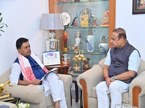 Assam Chief Minister Himanta Biswa Sarma and Union Minister RK Singh(Photo/Twitter: @himantabiswa)
