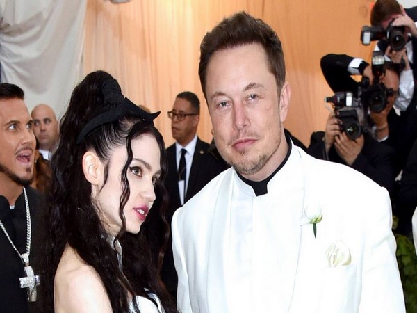 Grimes with Elon  Musk (Image source: Twitter)