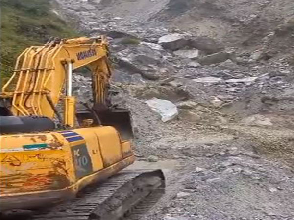 Debris blockage on Badrinath National Highway (Photo/ANI)