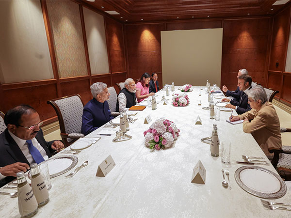 Prime Minister Narendra Modi and French President Emmanuel Macron at lunch during G20 (Credit: PMO)