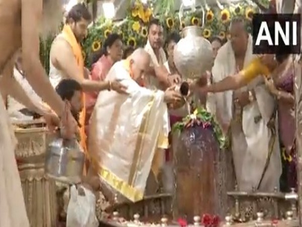 B S Yediyurappa offering prayers at Mahakal temple (Photo/ANI) 