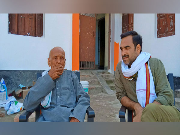Actor Pankaj Tripathi with his late father (Image source: Instagram)