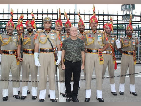 Anupam Kher with soldiers at Wagah border (Image source: Instagram)