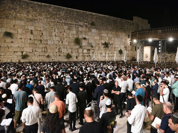 Thousands of Jewish worshipers at Tel Aviv's Western Wall (Photo/TPS)
