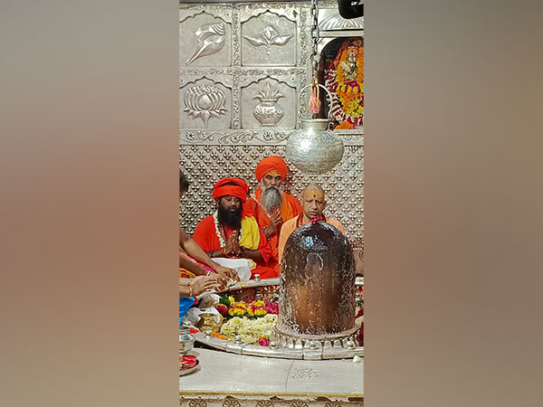 Uttar Pradesh Chief Minister Yogi offers prayers at Mahakaleshwar Temple in Ujjain (Photo/ANI)