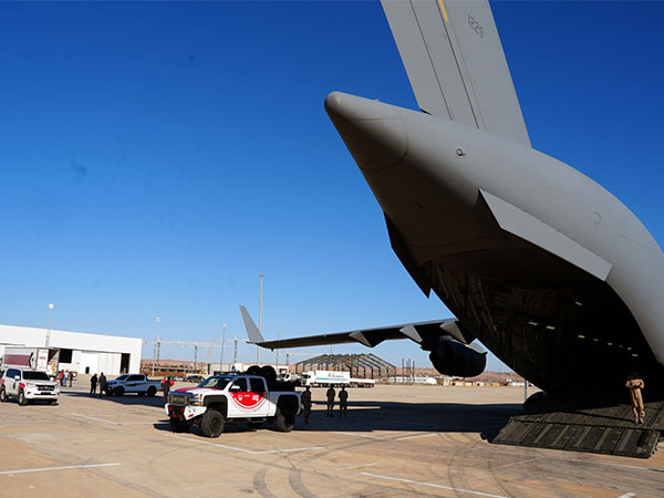 As part of UAE air bridge, five relief planes arrive in Benghazi (Photo/WAM)