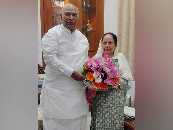 HPCC chief Pratibha Virbhadra Singh with Mallikarjun Kharge (Photo: HPCC)