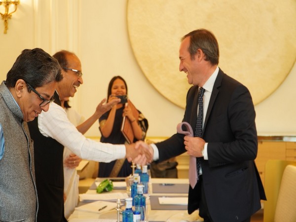 Guillermo Escribano discusses possibility of Spanish language learning by students in Bengal 