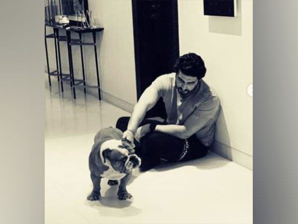 Arjun Kapoor with his pet dog Maximus (Image source: Instagram)