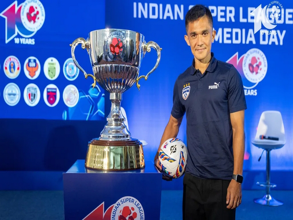 Sunil Chhetri with ISL Trophy (Image: ISL)