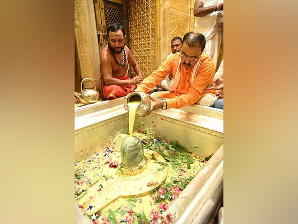 UP CM offering prayers at Varanasi's Kashi Vishwanath Temple (Photo/ANI)