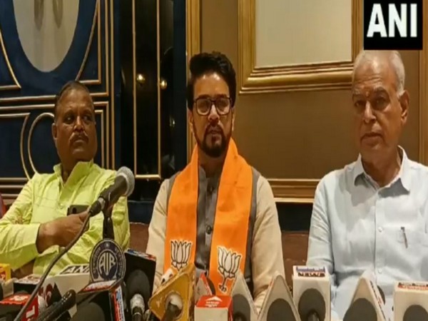 Anurag Thakur (centre) (Photo/ANI)