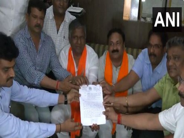 Commissioner Ishwar Ullagaddi hands over permission letter to Rani Channamma Maidan Gajanan Utsav Mahamandali (Photo/ANI)