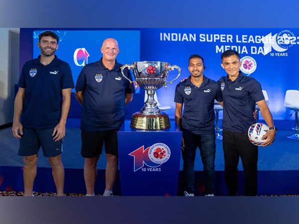 Bengaluru FC players and staff with the trophy. (Photo- ISL)
