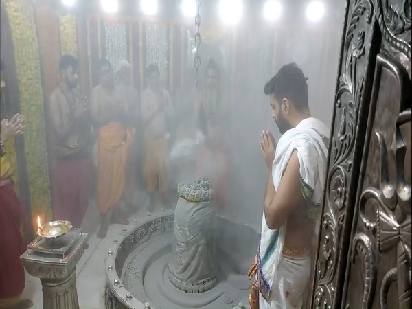 Bhasma Aarti being performed at Mahakal Temple (Photo/ANI)