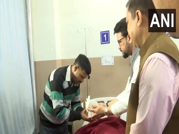 Visuals of Union Minister Anurag Thakur distributing fruits to the patients (Photo/ANI) 
