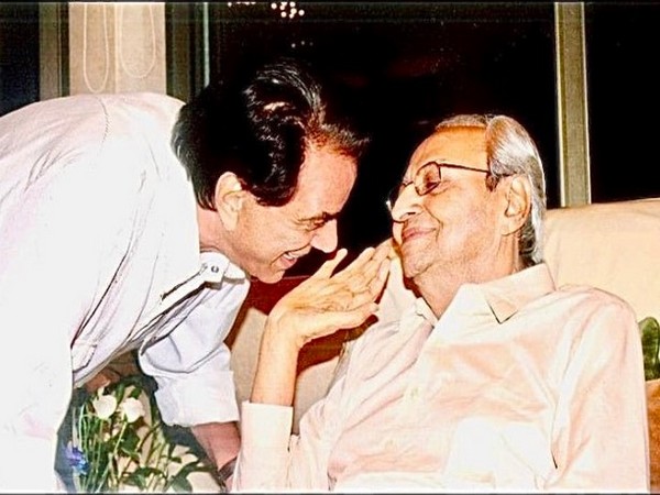 Dharmendra with Pran (Image source: X)