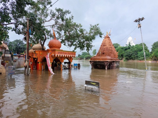 Half-submerged temples in Shipra water in Ujjain (Photo/ANI)