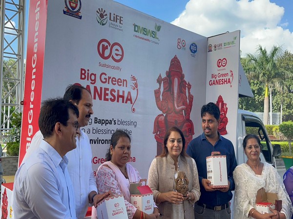 Delhi Mayor Shelly Oberoi flagged off the 'Eco Friendly Ganesha' Rath (Photo/ANI)