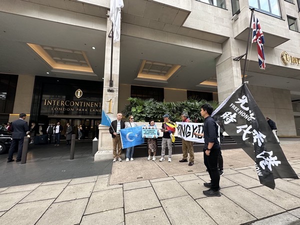 China’s persecuted communities and rights groups peacefully protesting outside the InterContinental Hotel in Mayfair, London (Photo/Global Alliance for Tibet and Persecuted Minorities)) 