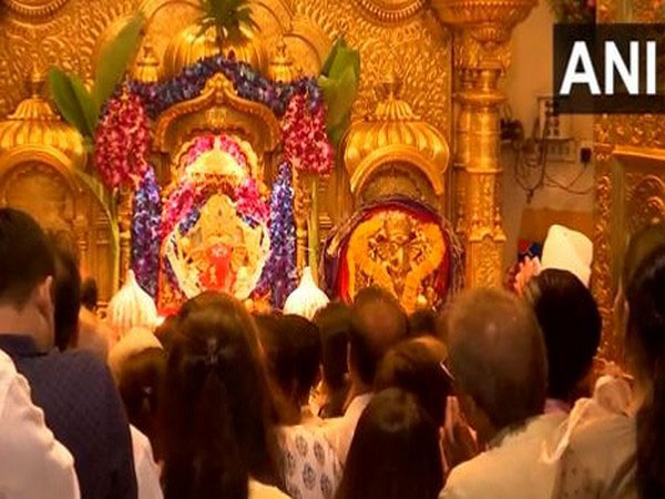Aarti being performed at Shri Siddhivinayak Temple (Photo/ANI)