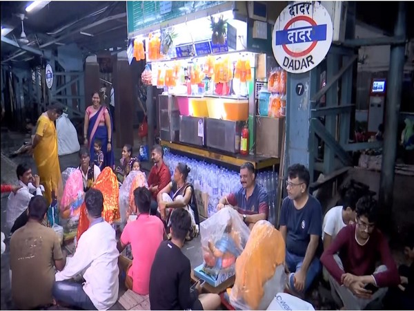 Commuters carry idols of Lord Ganesha in Mumbai's local train  in Maharashtra (Photo/ANI)