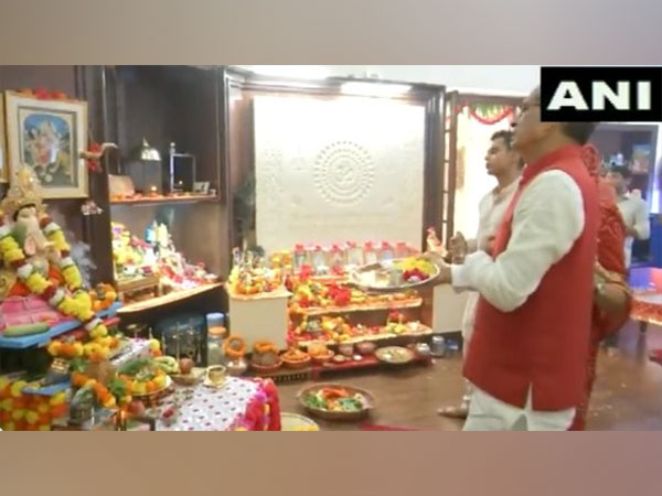 Madhya Pradesh CM Shivraj Singh Chouhan performing Aarti at his residence (Photo/ANI)
