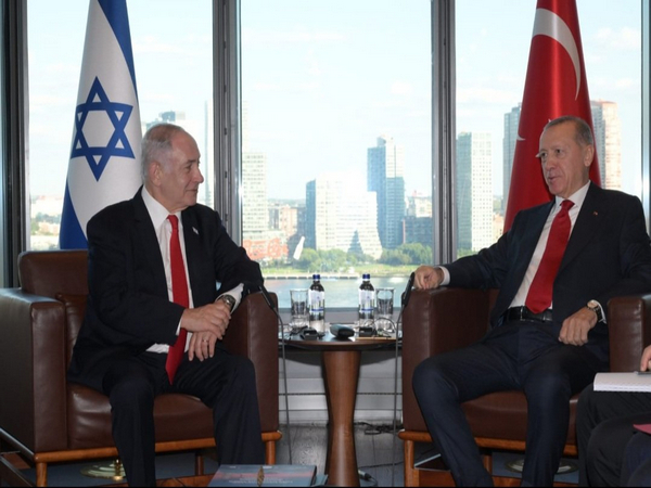 Israel Prime Minister Netanyahu with Turkish President Erdogan (Source: Twitter/@nadav_markman)