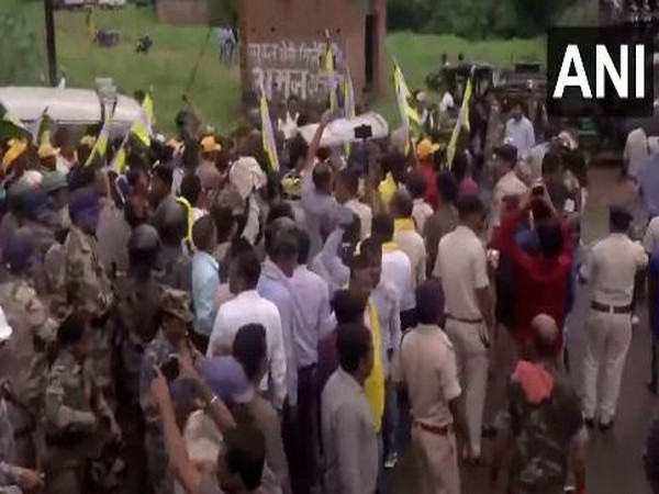 Kurmi protesters clash with police at Muri Junction railway station (Photo/ANI)