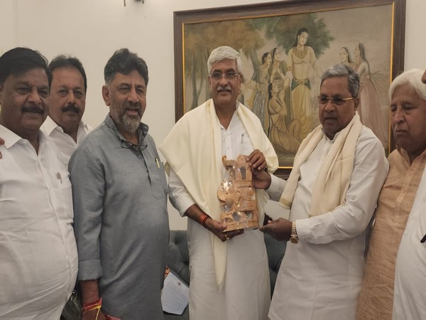 Karnataka CM and Deputy CM with Jal Shakti Minister Gajendra Singh (Photo/ANI)