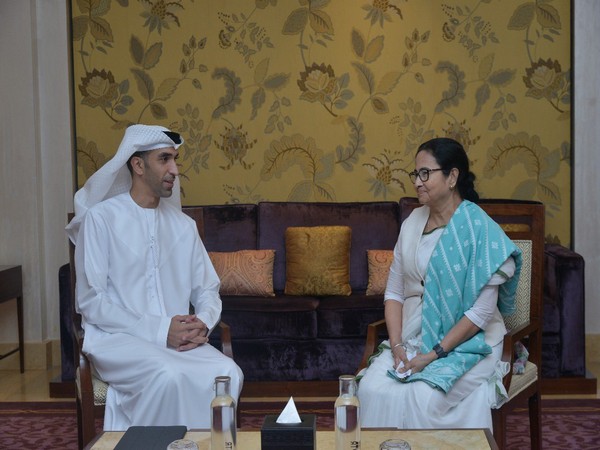 West Bengal Chief Minister Mamata Banerjee and UAE State Minister for Foreign Trade Thani bin Ahmed Al Zeyoudi (Photo Credits: Twitter/@MamataOfficial) 