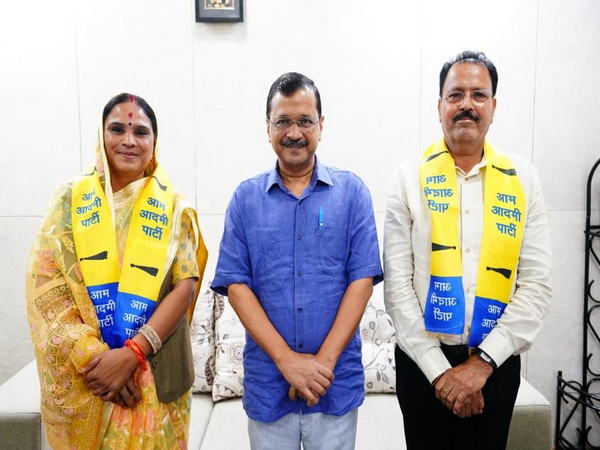 Mamta Meena (L), Delhi Chief Minister Arvind Kejriwal and Meena's husband RS Meena ( Photo / X)