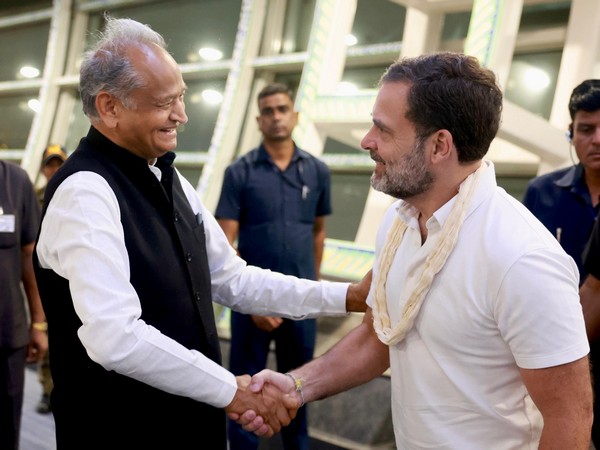 Rahul Gandhi arrives in Jaipur, received by CM Ashok Gehlot (Image/ANI)