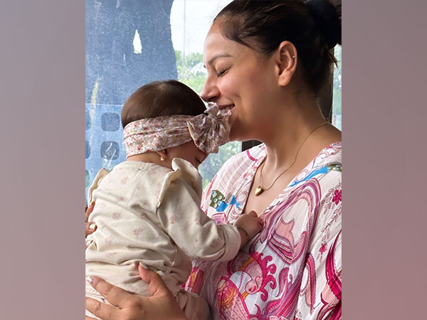 Bipasha Basu with daughter Devi (Image Source: Instagram)