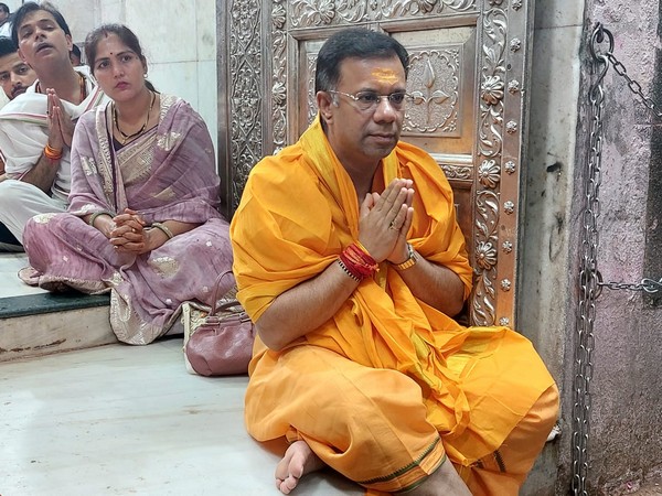 Goa Minister Vishwajit Rane offers prayer at Mahakaleshwar Temple. (Photo/ANI)