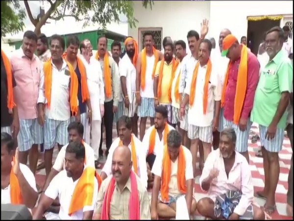 BJP leaders, workers protesting in Mandya against release of Cauvery water to TN (Photo/ANI)