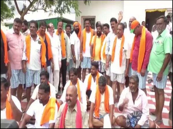 BJP leaders, workers protesting in Mandya against release of Cauvery water to TN (Photo/ANI)