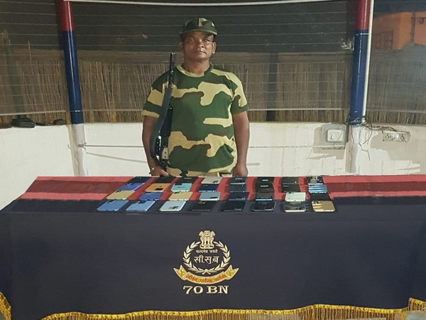 BSF seize android mobiles in WB's Malda from smugglers (Photo/ANI)