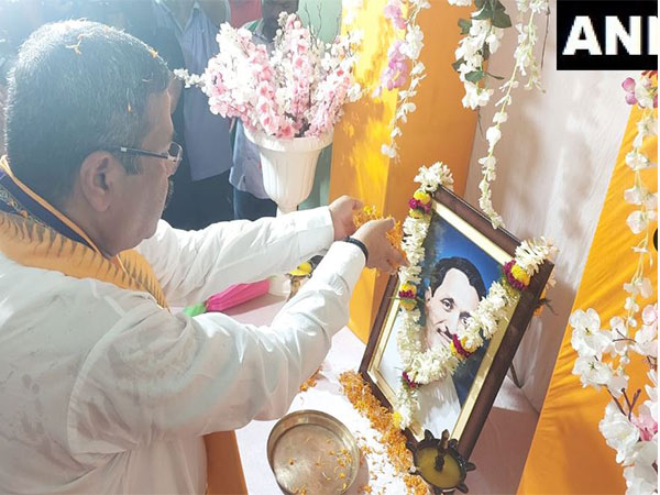 Dharmendra Pradhan paying floral tribute to Pandit Deendayal Upadhyaya (Photo/ANI)