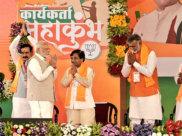 Union Minister Prahlad Singh (Extreme Right) with PM Modi on a stage in Bhopal (Photo Credit: prahladspatel/X)