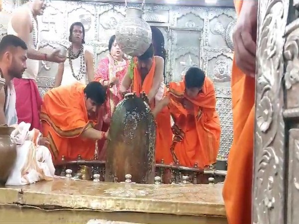 BJP leader Kailash Vijayvargiya performing Jalabhishek along with his family (Photo/ANI) 